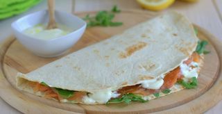 Piadina - Salmone, squarcquerone e rucola