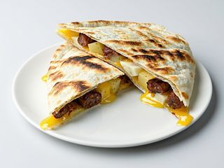 Piadina - Salsiccia, scamorza affumicata, patate e salsa bernese