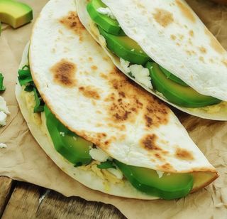 Piadina - hummus, zucchine, feta greca, rucola, pomodori, origano