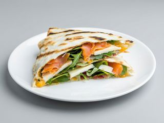 Piadina - Salmone affumicato, scamorza affumicata, insalata, maionese