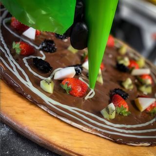 Base di pizza con cioccolato bianco o Nutella e frutti di bosco