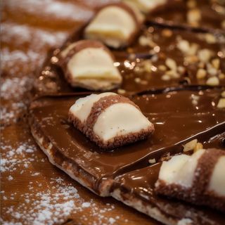 Base di pizza con cioccolato bianco o Nutella e Kinder Bueno