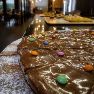 Base di pizza con cioccolato bianco o Nutella e Smarties
