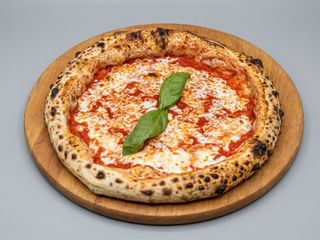 Focaccia fritta con mozzarella di bufala, rucola, pomodorini freschi