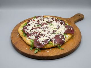 Focaccia fritta con rucola, bresaola, grana