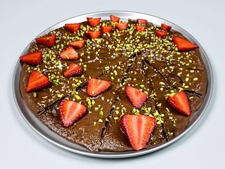 Base di pizza con cioccolato bianco o Nutella e fragole