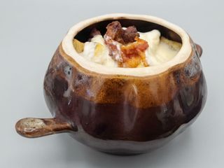 Patate al forno con guanciale e fonduta di formaggio