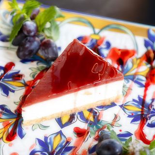 Cheesecake ricoperta con confettura alla fragola