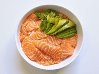 60. Chirashi salmon e avocado