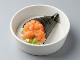 67. Temaki salmone avocado