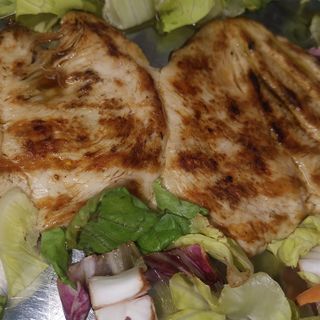 Una Fettina di petto di pollo alla griglia