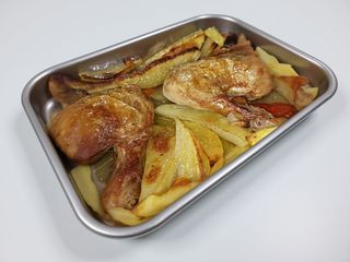 Una coppia di cosce di pollo al forno