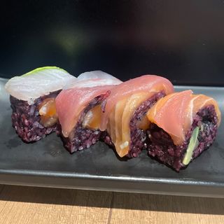 161 Uramaki black rainbow - 4 pezzi
