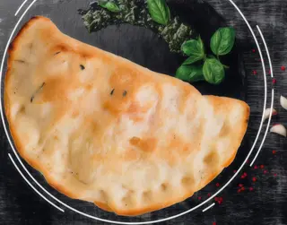 Calzone cotto, mozzarella e funghi al piatto