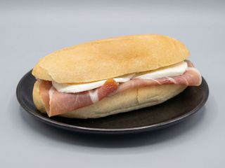 Panino con mozzarella e prosciutto crudo di parma