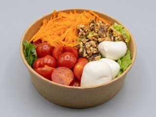 Insalatona con lattuga, pomodoro e mozzarella