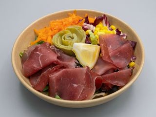 Insalatona di olive bresaola pomodoro e grana 