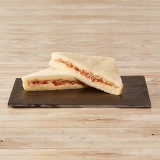 Tramezzino con tonno e pomodoro