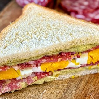 Tramezzino con uovo e salame