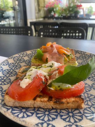 Toast caprese