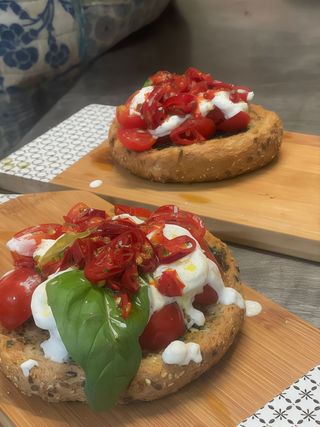 Toast  alla caprese con pesto di basilico 2 pz