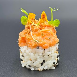 765.   Uramaki Spicy Salmon Roll - 8 pezzi 
