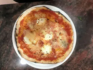 Pizza classica italiana singola quattro formaggi