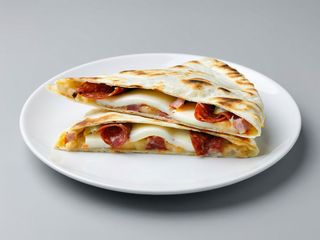 Piadina con salame piccante e mozzarella piccante