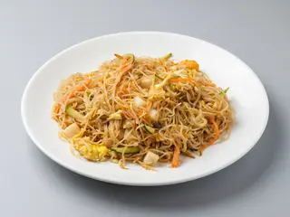 34 Spaghetti di riso con frutti di mare alla piastra