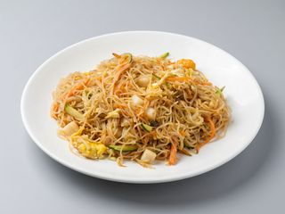 34 Spaghetti di riso con frutti di mare alla piastra