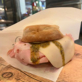 5. Mortadella, provola affumicata, salsa di pistacchi