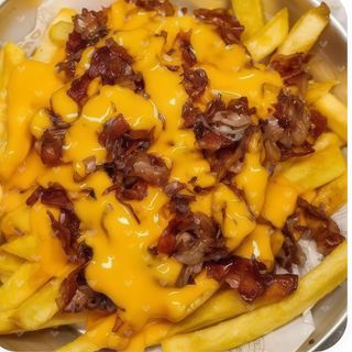 Patatine fritte con chedar e bacon