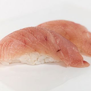 Sushi hamachi ricciola yellowtail