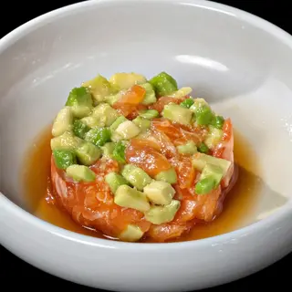124 Tartare di salmone e avocado