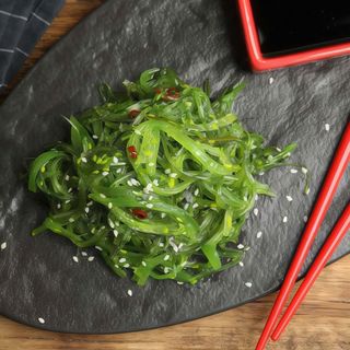 Insalata di alghe e zenzero marinate