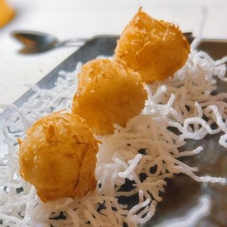 Dolce di cocco croccante con salsa di cioccolato fondente