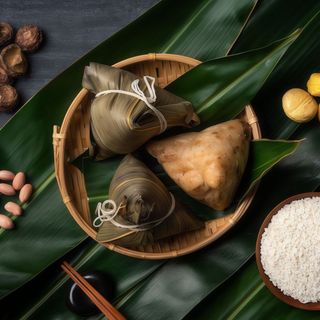 Riso glutinoso in foglia di bambù con maialino cotto al vapore per 5 ore 