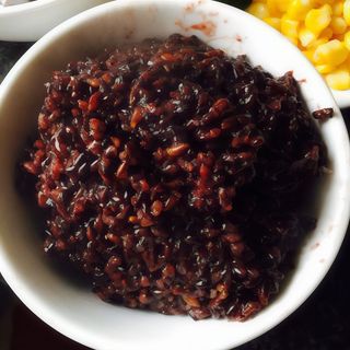 Riso nero e royal Jasmine saltato in wok con verdure