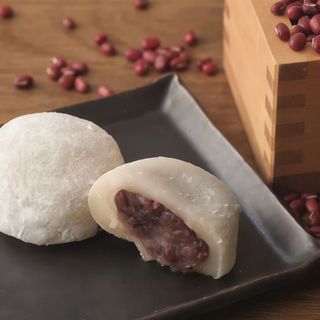 Dolce di riso con il cuore di marmellatta d'azuki