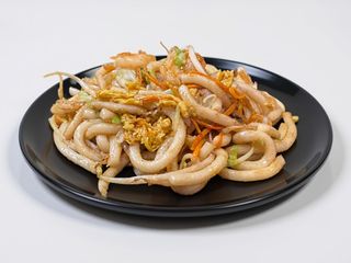 Udon con gamberi e verdura