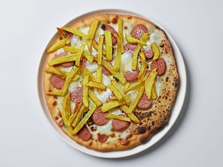 Pizza patatine e würstel bianca