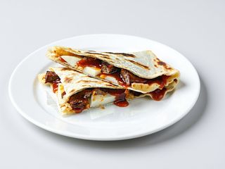 57. Piadina con kebab, scamorza affumicata, salsa barbecue
