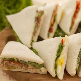 Tramezzino pomodoro, mozzarella e insalata