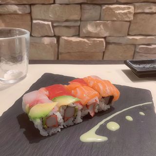 64. Uramaki arcobaleno