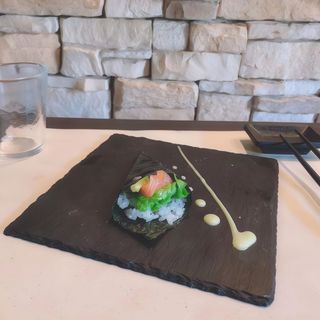 80. Temaki salmone