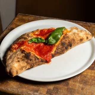 • CALZONE NAPOLETANO