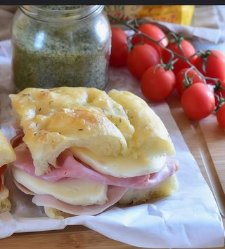 Focaccia con prosciutto cotto, Praga e asiago