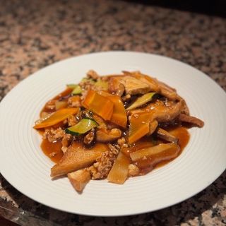Tofu stufato con carne e verdure