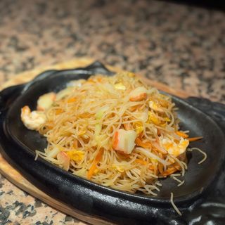 Spaghetti di riso con frutti di mare alla piastra