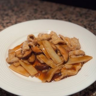 Maiale con bambù e funghi cinesi